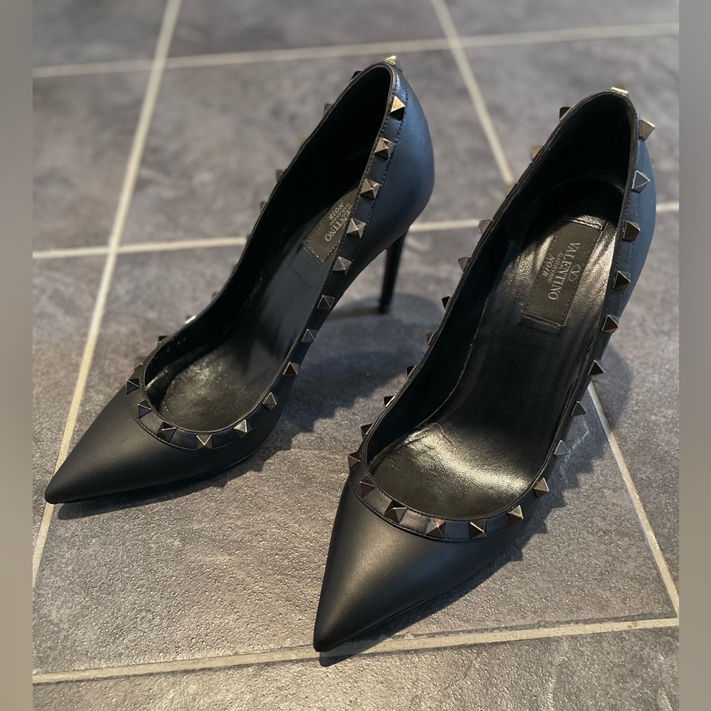 Valantino Garavani Noir Rockstud Heels; Size 39; Black w/ Gunmetal Studs